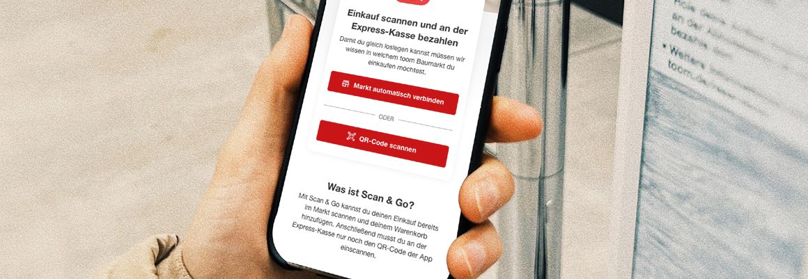 Eine Hand hält ein Smartphone mit der geöffneten Scan & Go App.